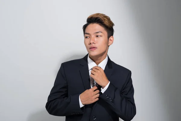 Asiático Empresário Ajustando Sua Gravata Vestindo Terno — Fotografia de Stock