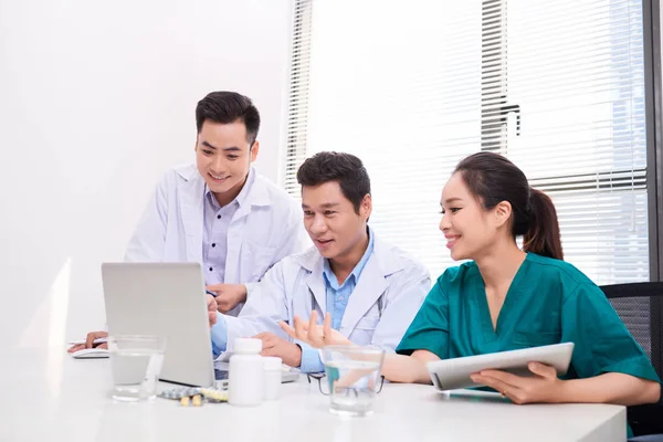 Krankenhaus Beruf Menschen Und Medizinkonzept Gruppe Zufriedener Ärzte Mit Tablet — Stockfoto