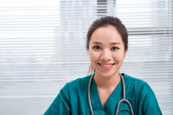 Medico Femminile Sorridente Alla Fotocamera Interno Dell Ufficio — Foto Stock