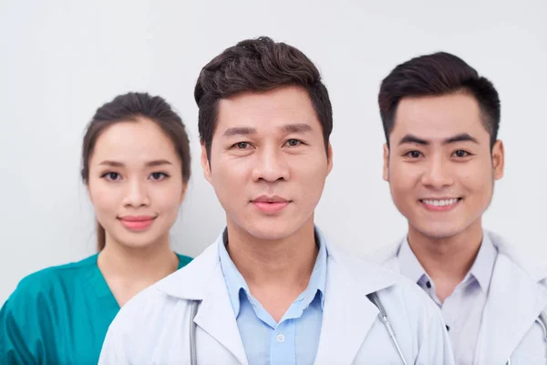 Asya Sağlık Çalışanları Doktorları Hemşiresi Kameraya Gülümseyen Bir Grup — Stok fotoğraf
