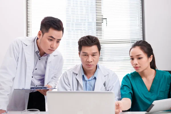 Doctor Team Working Computer Desk Hospital — Stock Photo, Image