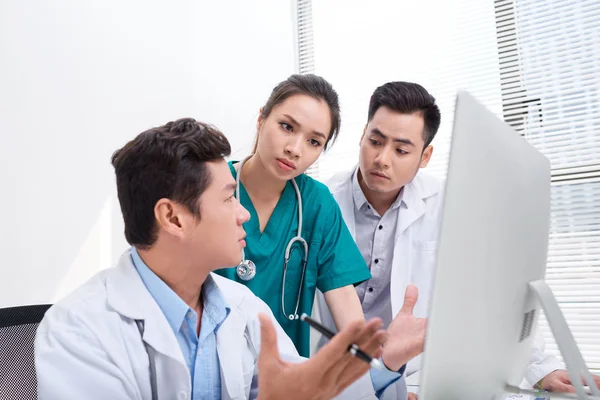 Team Doctors Working Having Laptop Medical Office — Stock Photo, Image