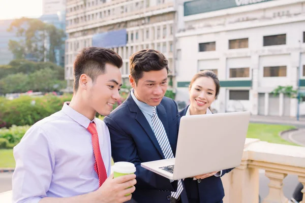 Asiatische Geschäftsfrau Und Männer Die Draußen Computer Arbeiten — Stockfoto