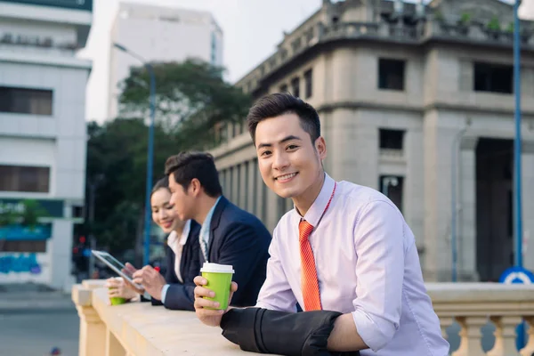 Asiático Mulher Negócios Homens Tendo Coffee Break Fora Frente Edifício — Fotografia de Stock