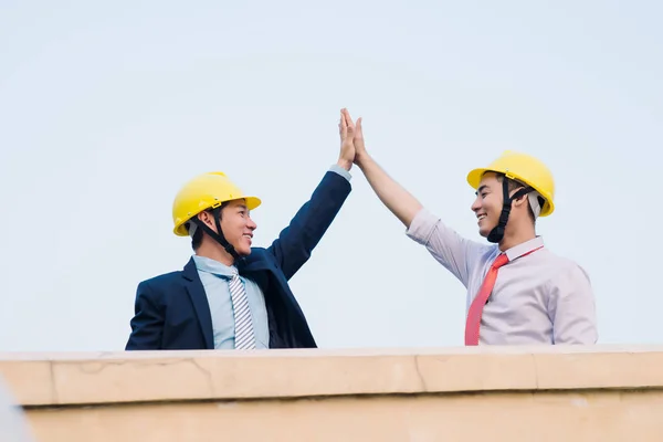 Asian Engineer Acting His Secretary Business Building Background — Stock Photo, Image