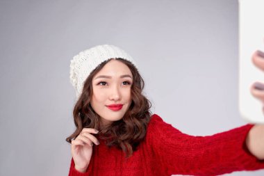 Asyalı kadınlar gülümseyerek ve cep telefonu selfie yapma