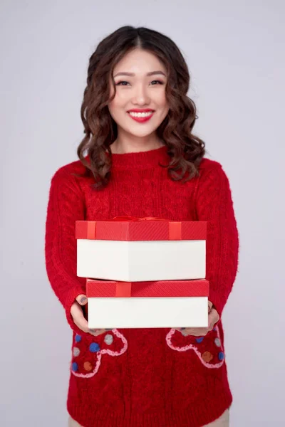 Mulher Asiática Roupas Vermelhas Quentes Com Presentes Feriados Ano Novo — Fotografia de Stock