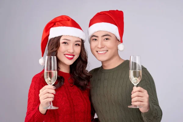 Asya Çift Noel Giyiyor Şapka Şampanya Kadehi Tutan Elbise — Stok fotoğraf