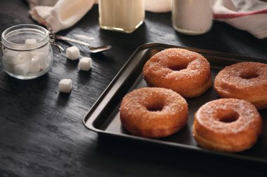 Bir sac tepsiüzerinde beyaz şeker çörekler