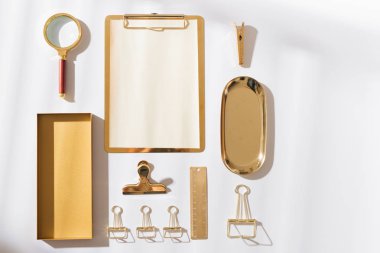 Planlayıcı, büyüteç ve diğer sabit aksesuarlarla şık düzkaplama düzenlemesi