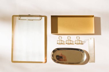 Hafif arka planda altın kırtasiye düz yatıyordu 