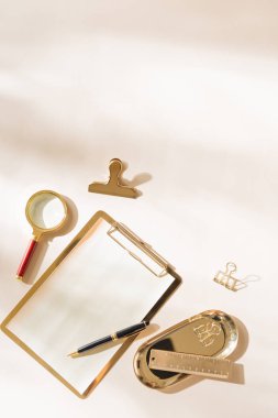 Beyaz masa arka planda, Knolling ızgara flatlay sahne, beyaz planlayıcı ve altın kırtasiye aksesuarları,
