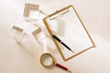 Beyaz Masaüstü. Ürün görünümü tablo altın aksesuarları kadar mock. kırtasiye malzemeleri. glamour tarzı. Altın zımba