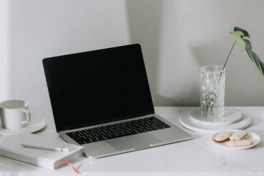 tasarımcı için masa çalışması kroki kağıdı, ölçüm bant ve dizüstü bilgisayar, tasarımcı kavramı ile moda oluşturmak 