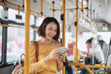 Yolcu otobüs veya tren, teknoloji yaşam tarzı, ulaşım ve seyahat konsepti akıllı telefon kullanımı