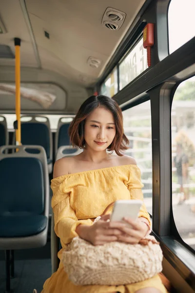 Joven Hermosa Asiático Mujer Navegación Mecanografía Mensajes Público Autobús —  Fotos de Stock