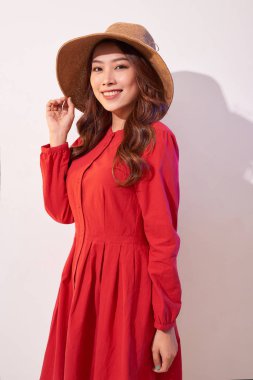 Beyaz arka plan üzerinde hasır şapka güzel genç bayan