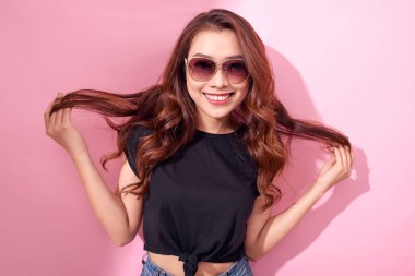 rahat yazlık giysi ve gözlük şık bayan.