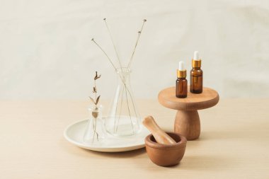 Tıbbi sağlık veya kozmetik bilimi araştırma laboratuvarı için çiçekli cam şişesi ve test tüpleri