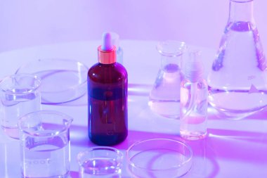 bilim laboratuvarı arka planda su olution şişesi 