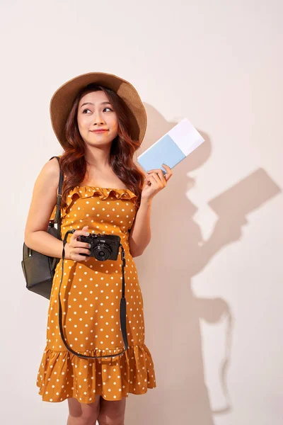 Εκφραστική Τουριστικά Γυναίκα Στο Καλοκαίρι Casual Ρούχα Καπέλο Εκμετάλλευση Διαβατήριο — Φωτογραφία Αρχείου
