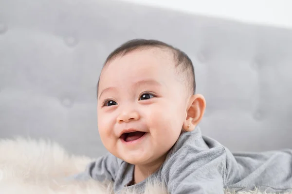 Милый Счастливый Детский Портрет Лежащий Мехе — стоковое фото
