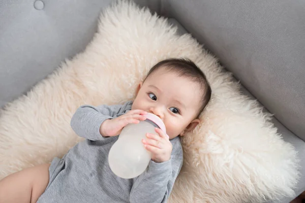 Bebê Asiático Bebê Comendo Leite Mamadeira Meses Após Nascimento — Fotografia de Stock