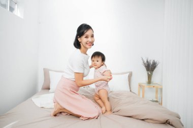 Sevgi dolu bir aile. Anne ve kızı oynuyorlar.