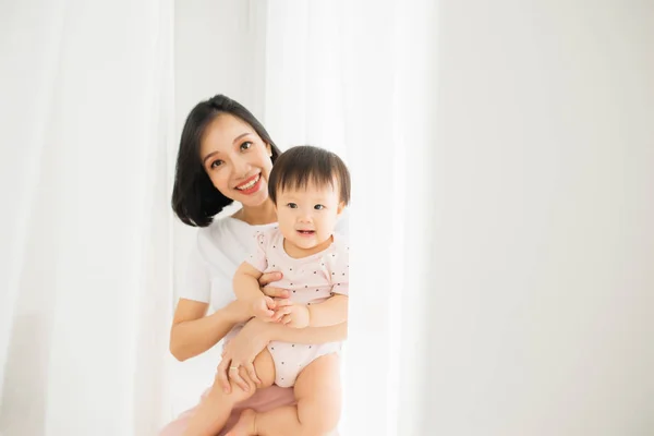 Mamãe Sua Filha Criança Menina Estão Brincando Sorrindo Abraçando Férias — Fotografia de Stock