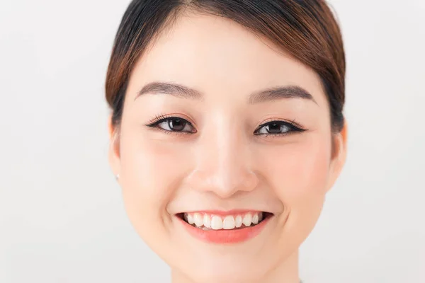 Hermosa Mujer Sonriente Con Piel Limpia Maquillaje Natural Dientes Blancos —  Fotos de Stock