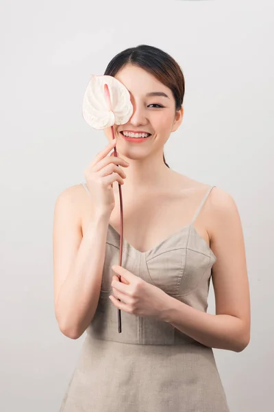 아시아 소녀의 초상화 안투륨으로 덮여있다 — 스톡 사진