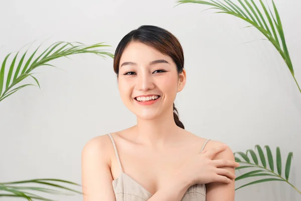 Retrato Mujer Feliz Asiática Pie Con Hojas Verdes Alrededor Ella — Foto de Stock