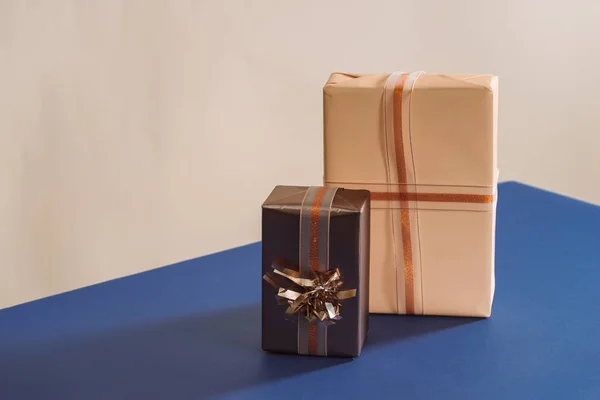 Dvě dárkové krabice se stuhami na modrém pozadí — Stock fotografie