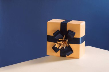 Mavi kurdele yay ile sarılmış hediye kutusu, mavi backgrou izole