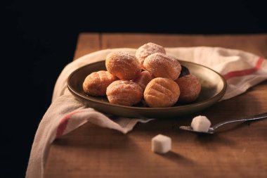 Pudra şekeri seçici odak ile küçük donutlar