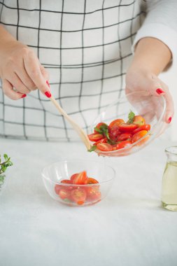 Domatesli taze lezzetli salata. Taze yeşil salata yapmak