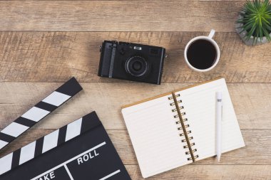 ahşap arka plan üzerinde film yönetmeni masası. üst teregörüş çekimi