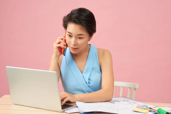 Joven mujer de negocios asiática hablando por teléfono y trabajando en la — Foto de Stock
