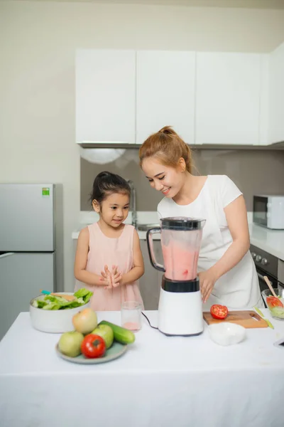 Mother Assisting Daughter Prepare Juice Kitchen Home — Stock Photo, Image