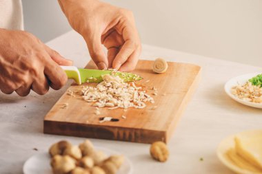 Sarma Wonton ve çiğ maddeler mutfakta izole