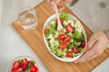 Mutfak masasında bir kase sebze karışımı salata