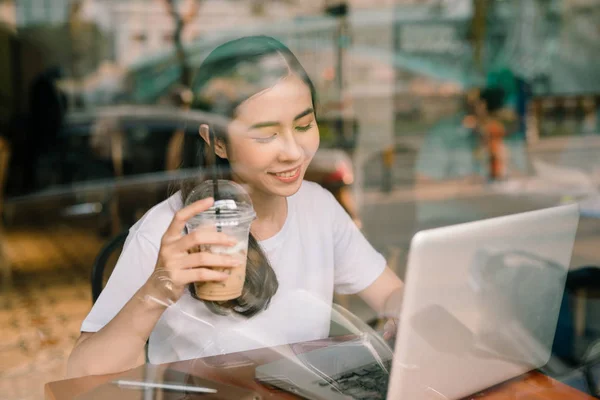 Jovem Empresária Estritamente Vestida Terno Trabalhando Com Notebook Interior Café — Fotografia de Stock