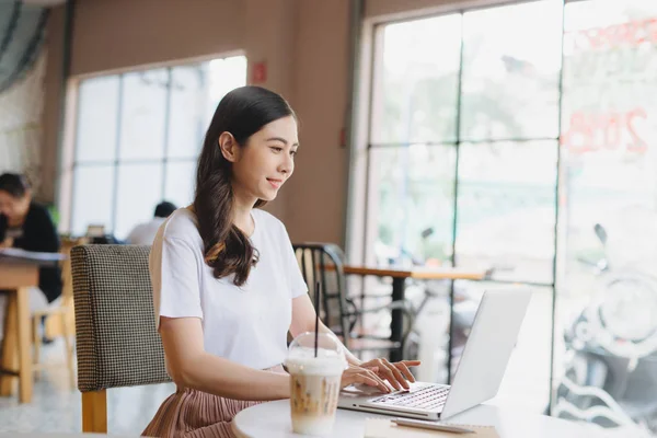 Young Businesswoman Strictly Dressed Suit Working Notebook Modern Cafe Interior — Stock Photo, Image