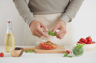 Ispanak, süzme peynir, zeytinyağı ve biber ile Domates salatası