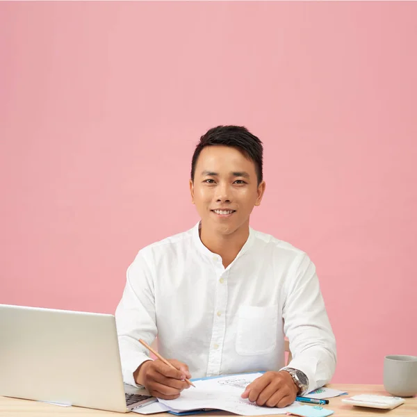 Ofiste Masa Başında Oturan Dizüstü Bilgisayar Kullanarak Genç Çekici Asyalı — Stok fotoğraf