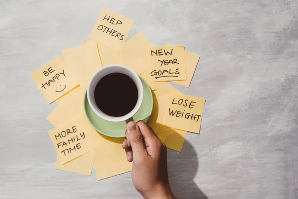 Nuovi Obiettivi Risoluzioni Anno Note Adesive Gialle Con Caffè Sul — Foto Stock