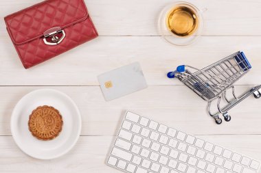 alışveriş online kavram. hafif arka plan üzerinde küçük kırmızı tramvay ve gadget'lar