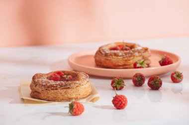 Ahududu ile ev yapımı puf pasta. Tatlı lezzetli tatlı. Pudra şekeri ile dekore edilmiş