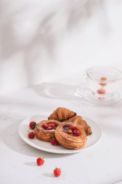 Ahududu, hamur işleri ile şeker şeker dolu. seçici odak.
