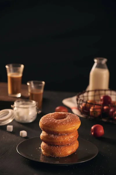 Donuts Frescos Con Azúcar Polvo Café Con Leche Una Mesa —  Fotos de Stock